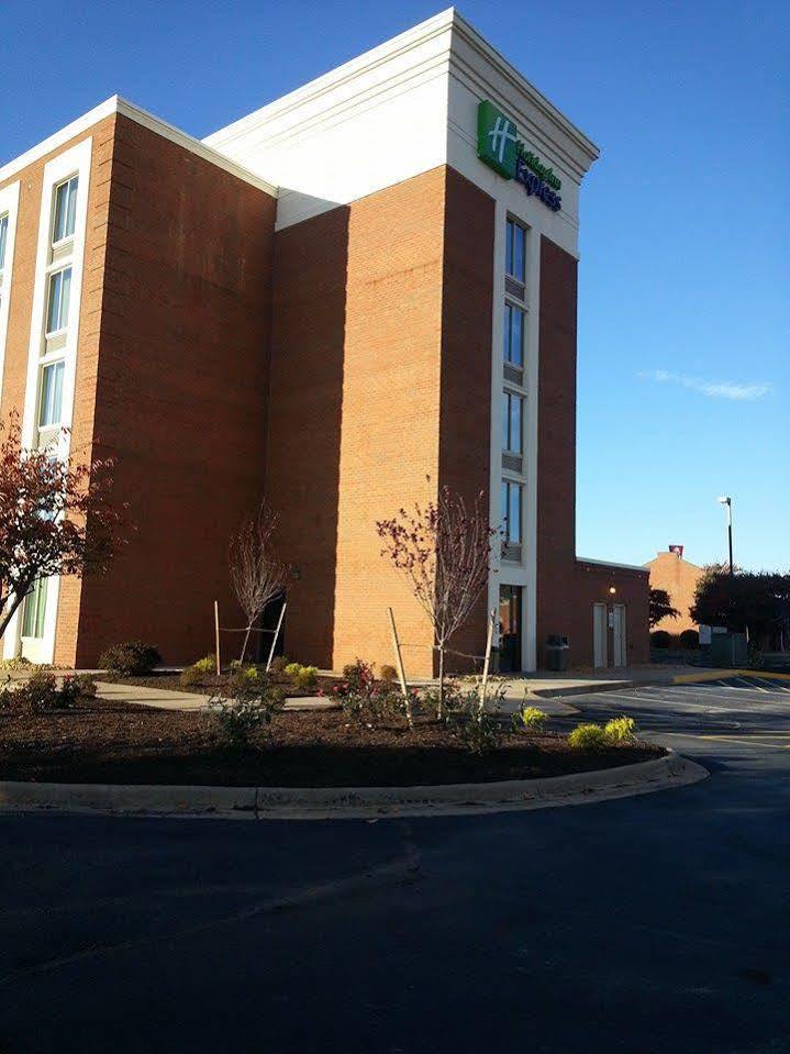 Holiday Inn Express Fredericksburg - Southpoint, An Ihg Hotel Екстериор снимка